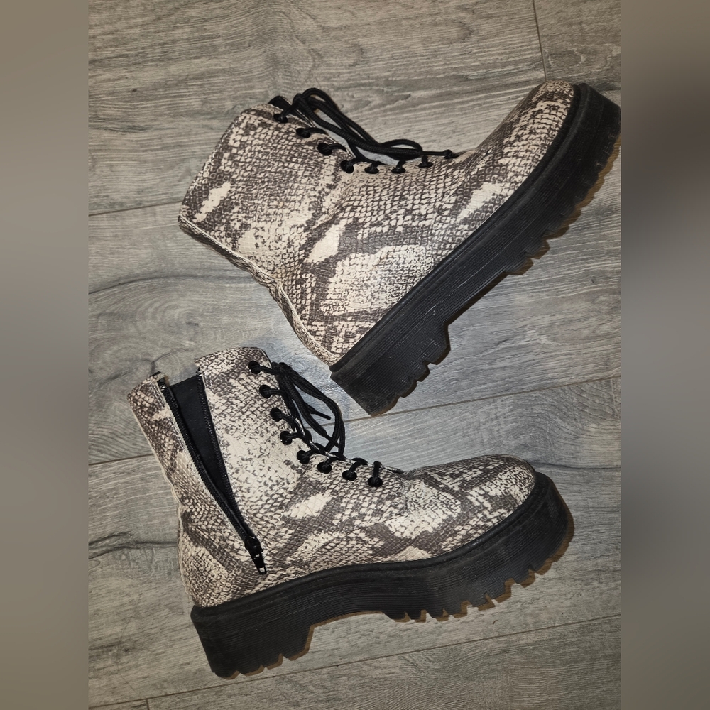 Qupid Snakeskin Lace Up/zipper Boots